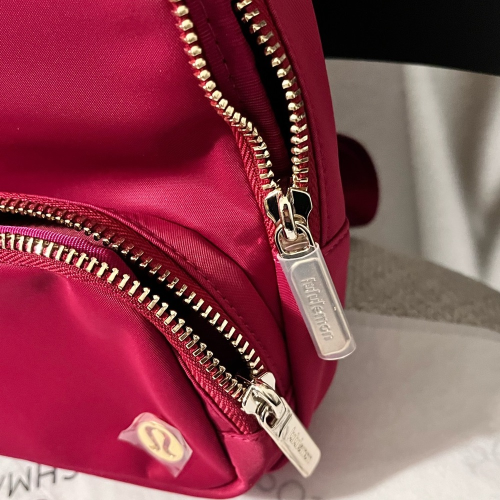 LULULEMON NWT AUTHENTIC EVERYWHERE BERRY RUMLE COLOUR SLING SMALL BAG - Picture 6 of 17